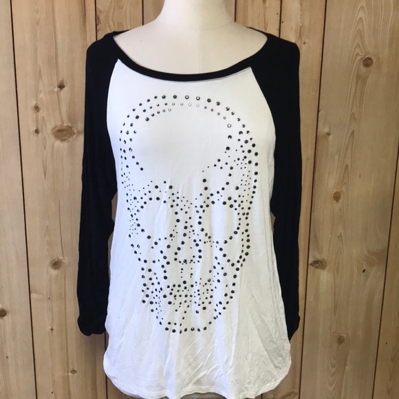 Scandalicious Tops - Scandalicious swarovski crystal skull baseball tee